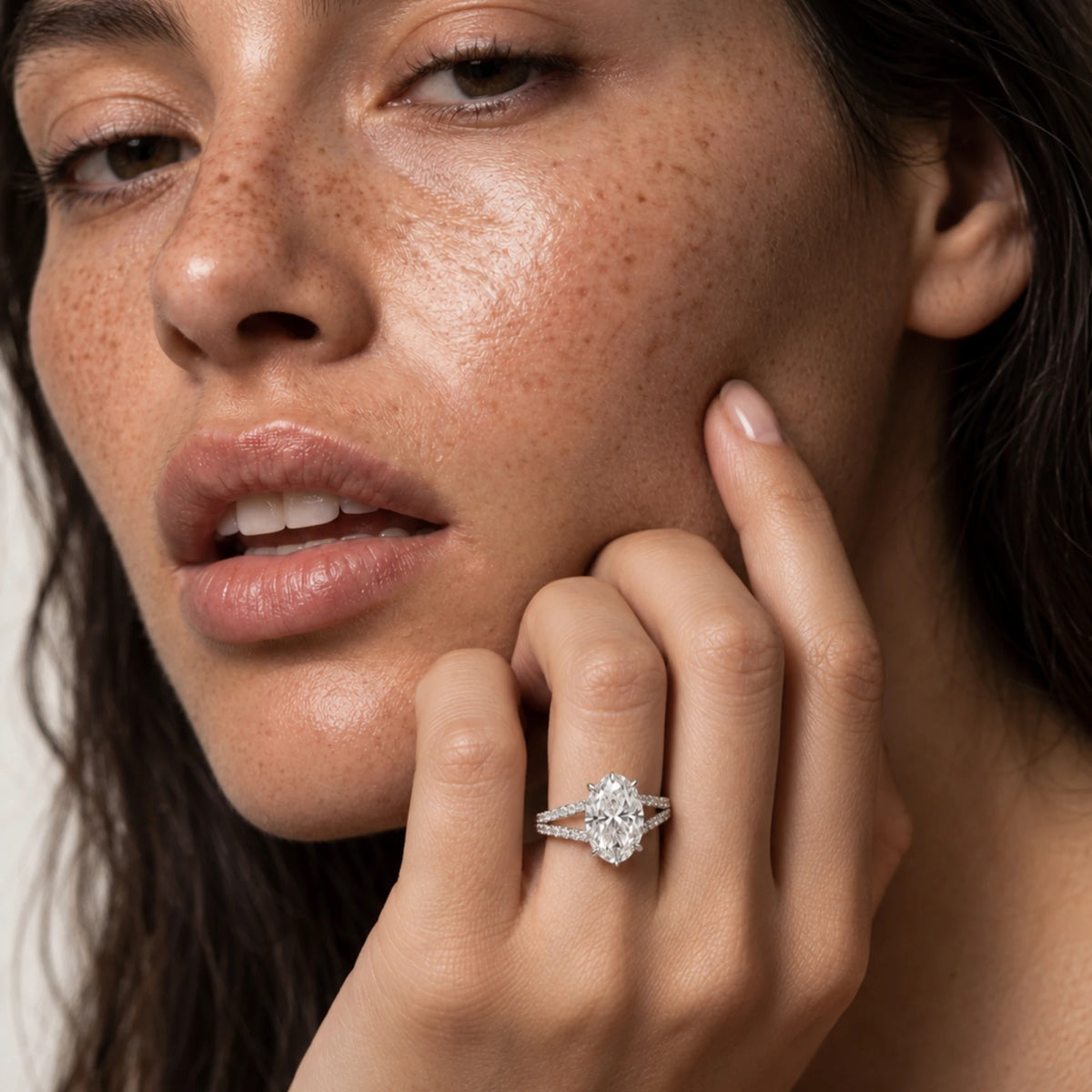Verlobungsring mit ovalem Diamanten an der Hand