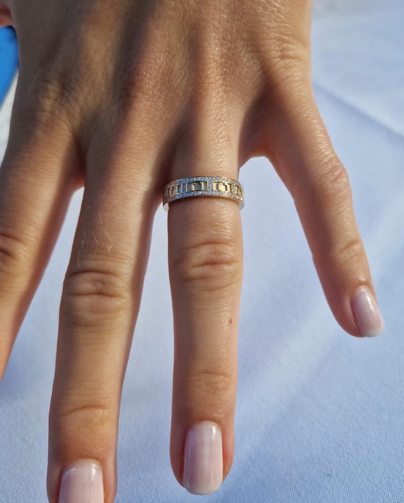 Hand mit ANAHITA Ring mit Pavé vor blauem Himmel